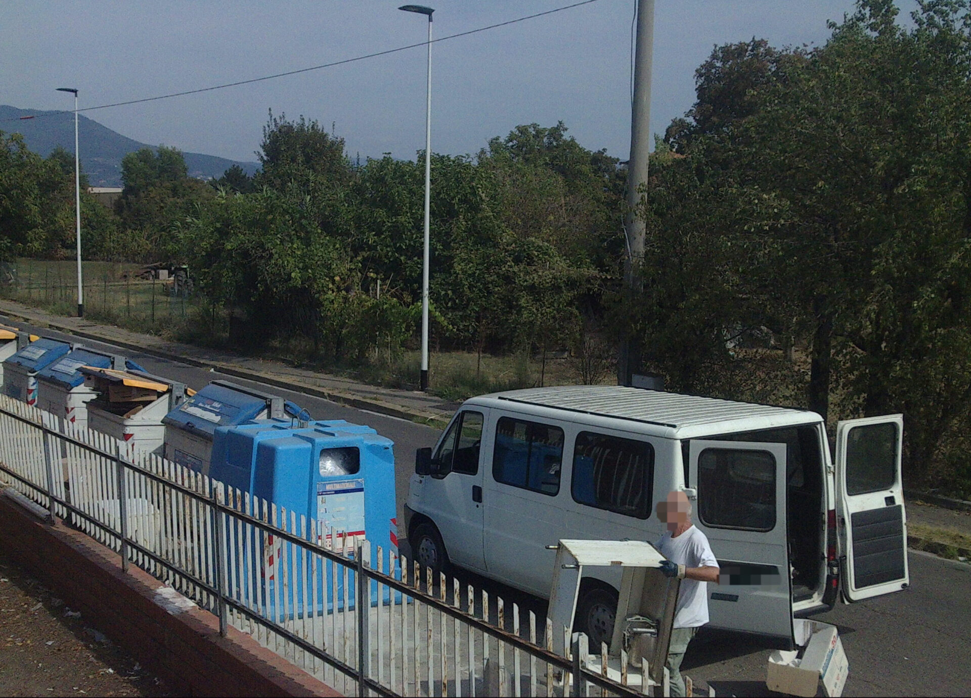 Lotta dura ai furbetti dei rifiuti. Firenze, più fototrappole e raddoppiati gli ispettori ambientali
