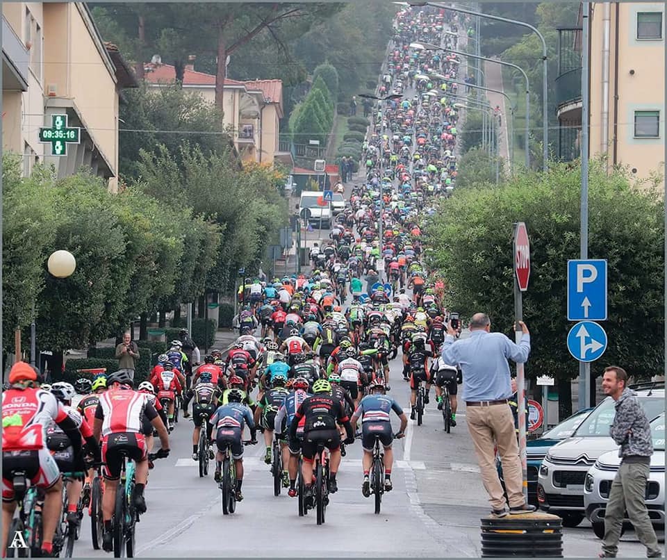 Sinalunga capitale della bicicletta, oltre 1100 bikers e gli “amici” inglesi di Dorking apprezzano