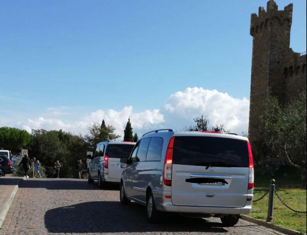 «Abusivismo dilagante». Azione NCC: «Montalcino piena di autisti che violano la legge. Il Comune intervenga»