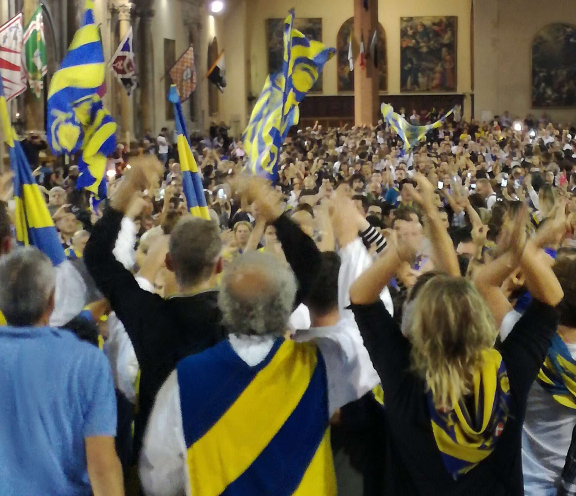 D’oro e d’azzurro. Palio Siena, esplode la gioia della Tartuca