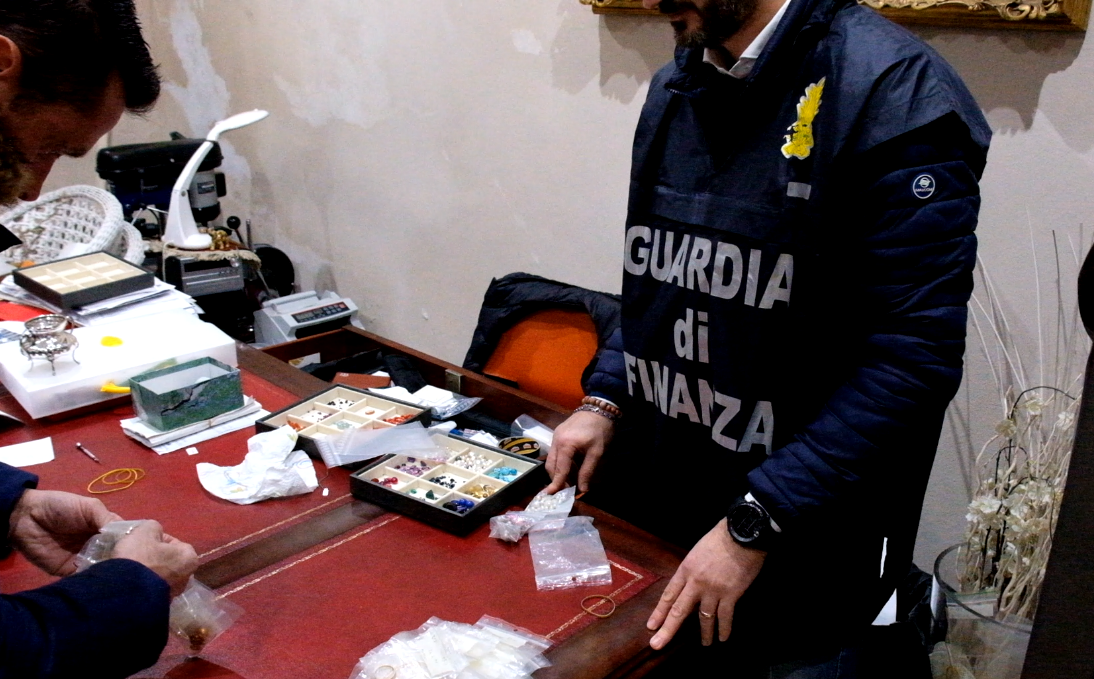 Oro Forte. 24 arresti per furti in casa e ricettazione, scoperta fonderia in una stalla