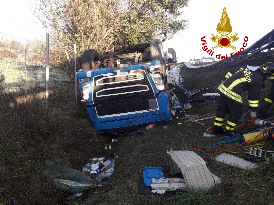 Giù nella scarpata. Si ribalta alla guida di un autotreno, grave 39enne