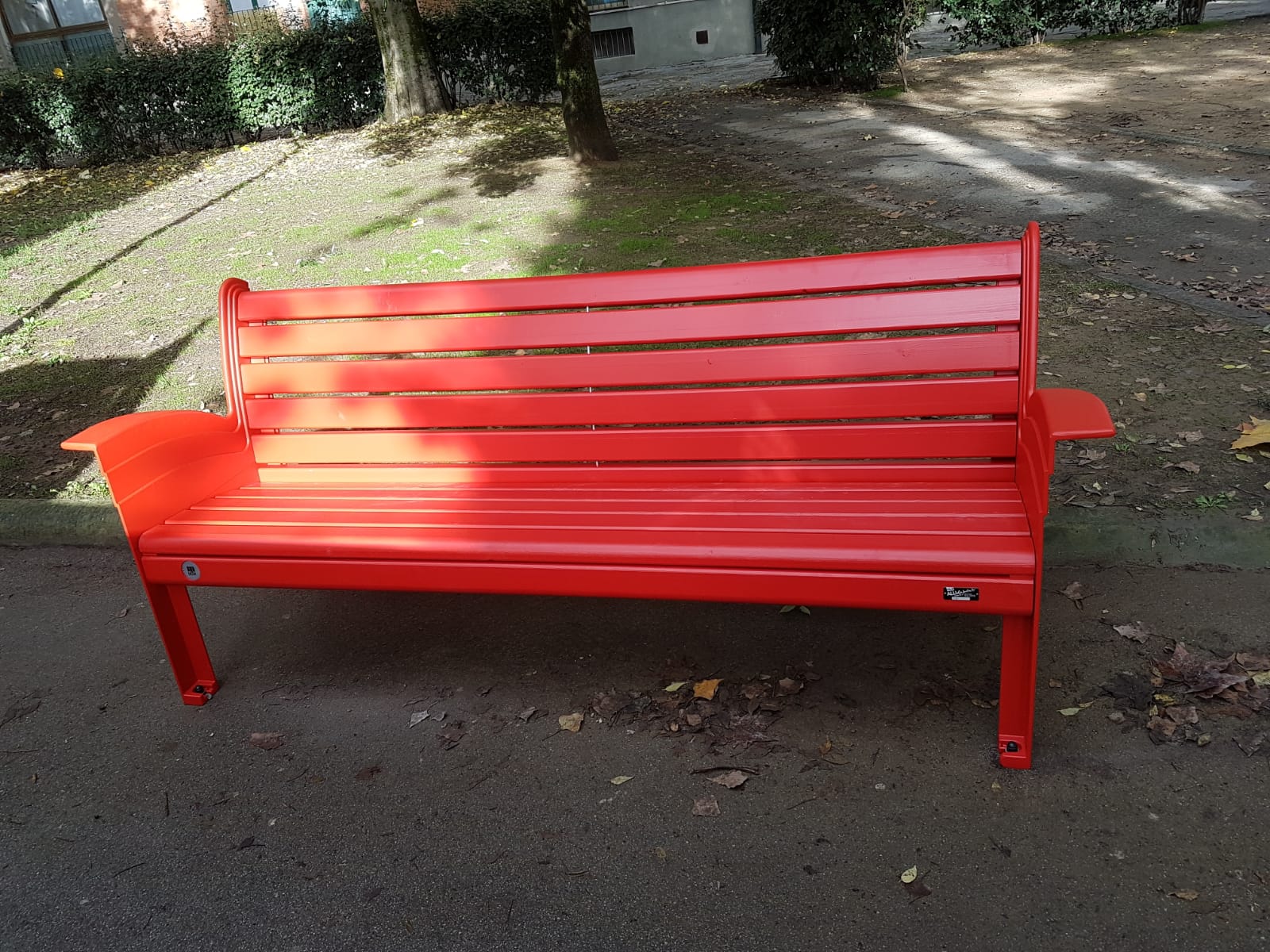 Stop violenza sulle donne. Cinque panchine rosse per dire “no” e riflettere