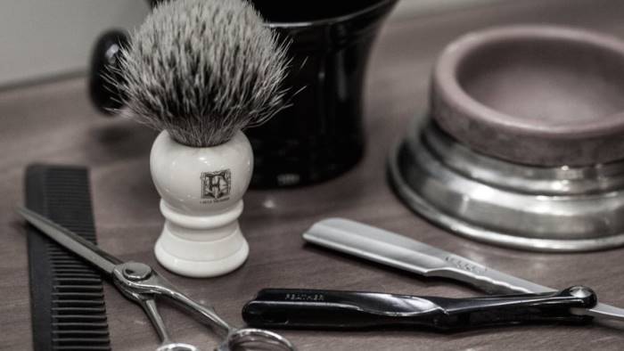 Lo spirito del Natale. Barba e capelli gratis per i senza fissa dimora