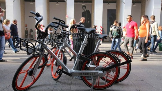Bici contro auto in città. Aumentano le ciclabili ma 64% si sposta in macchina