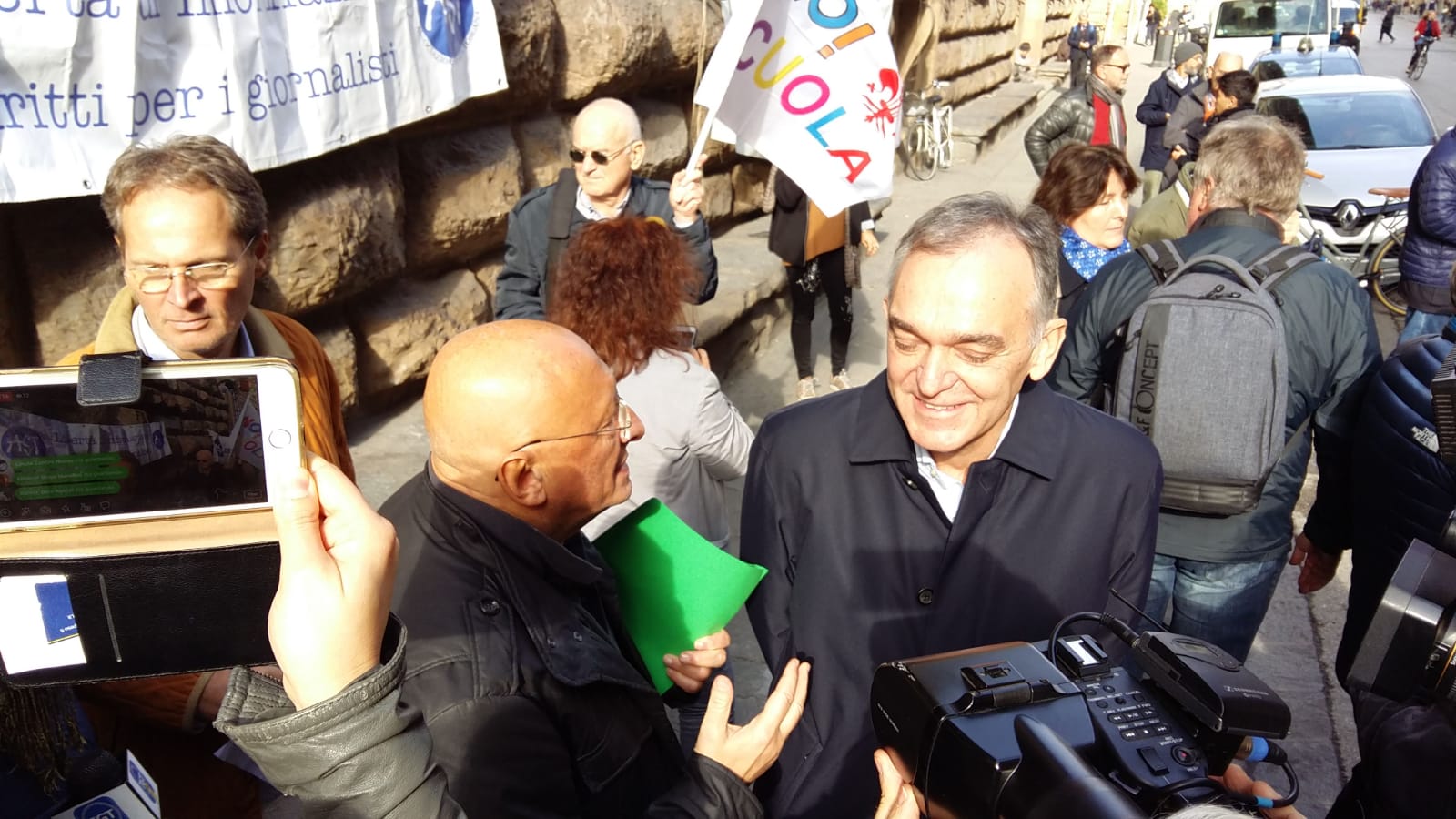 #giulemanidallinformazione. A Firenze il flash mob dei giornalisti
