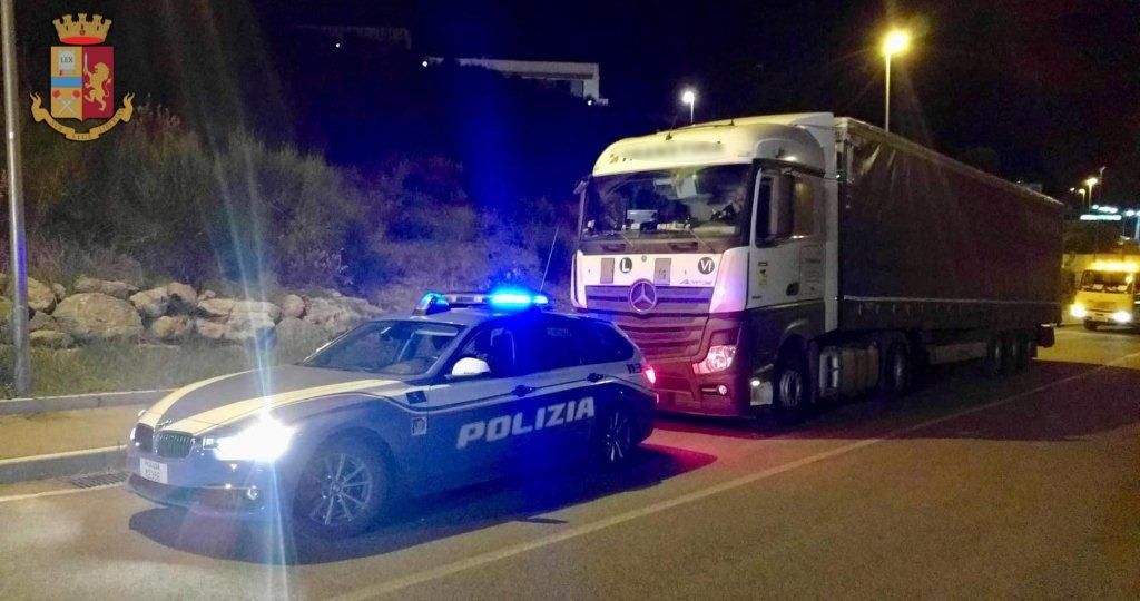 Guida in stato di ebbrezza. A zig zag sull’Autopalio, Polstrada ferma e denuncia camionista ubriaco