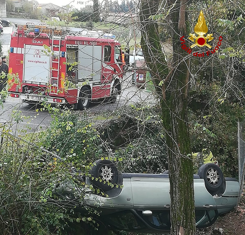 Incidente mortale. Auto si ribalta in fosso, un morto e un ferito