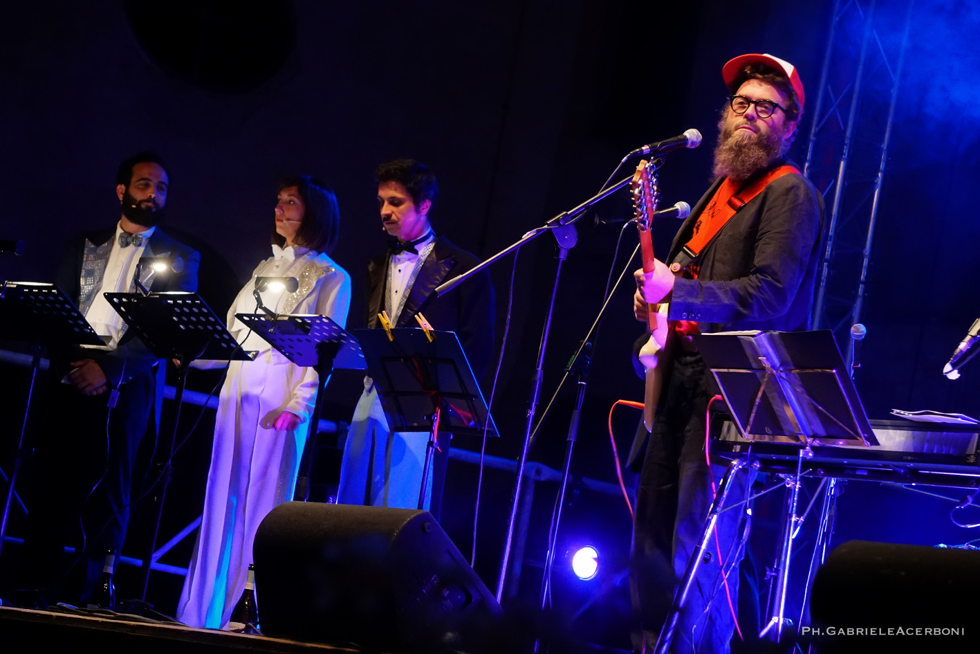 “Gran glassé”. Serata di parole sudate e punk da balera a teatro