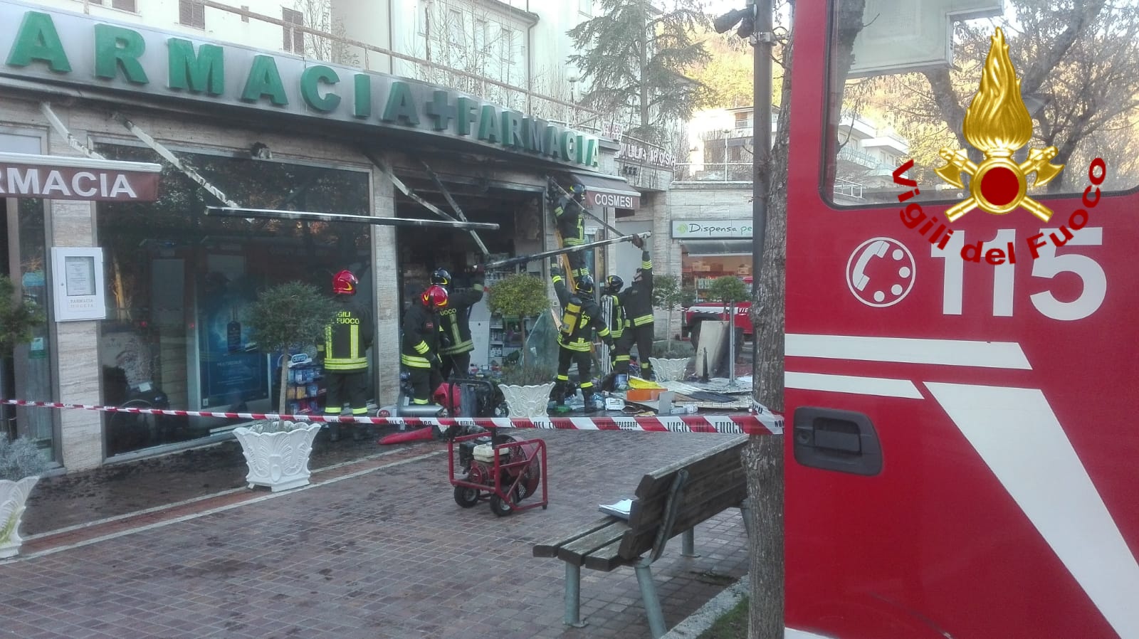 Farmacia in fiamme. Grave incendio e danni alla struttura, non ci sono persone coinvolte