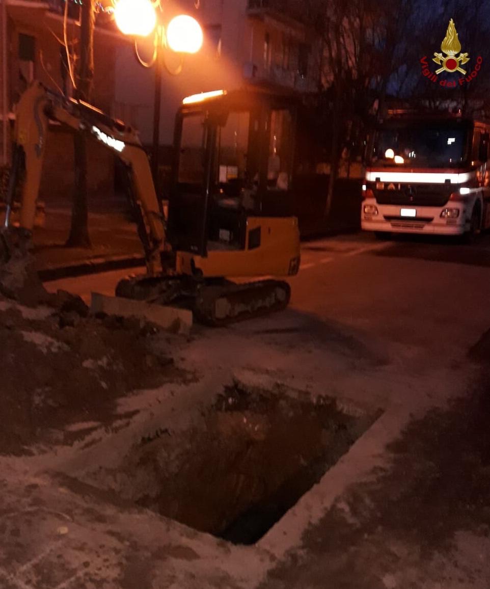 Fuga di gas. Tranciato un tubo in strada. In corso la riparazione, viabilità chiusa