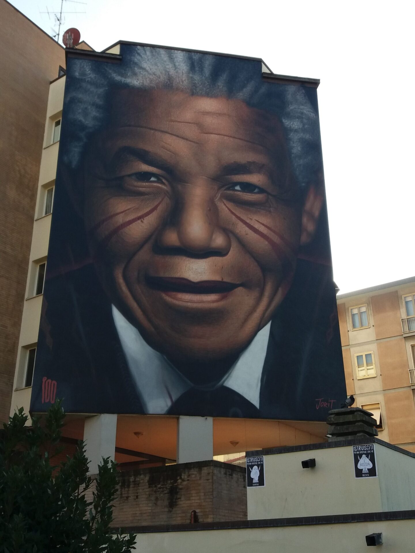Nelson. Inaugurato il murale più grande della città, l’omaggio di Firenze a Mandela
