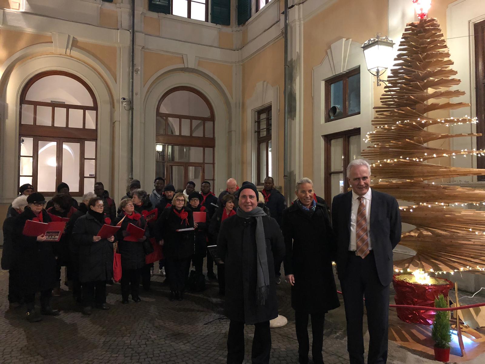 Simbolo di integrazione. Accesso l’albero di Natale realizzato dai migranti