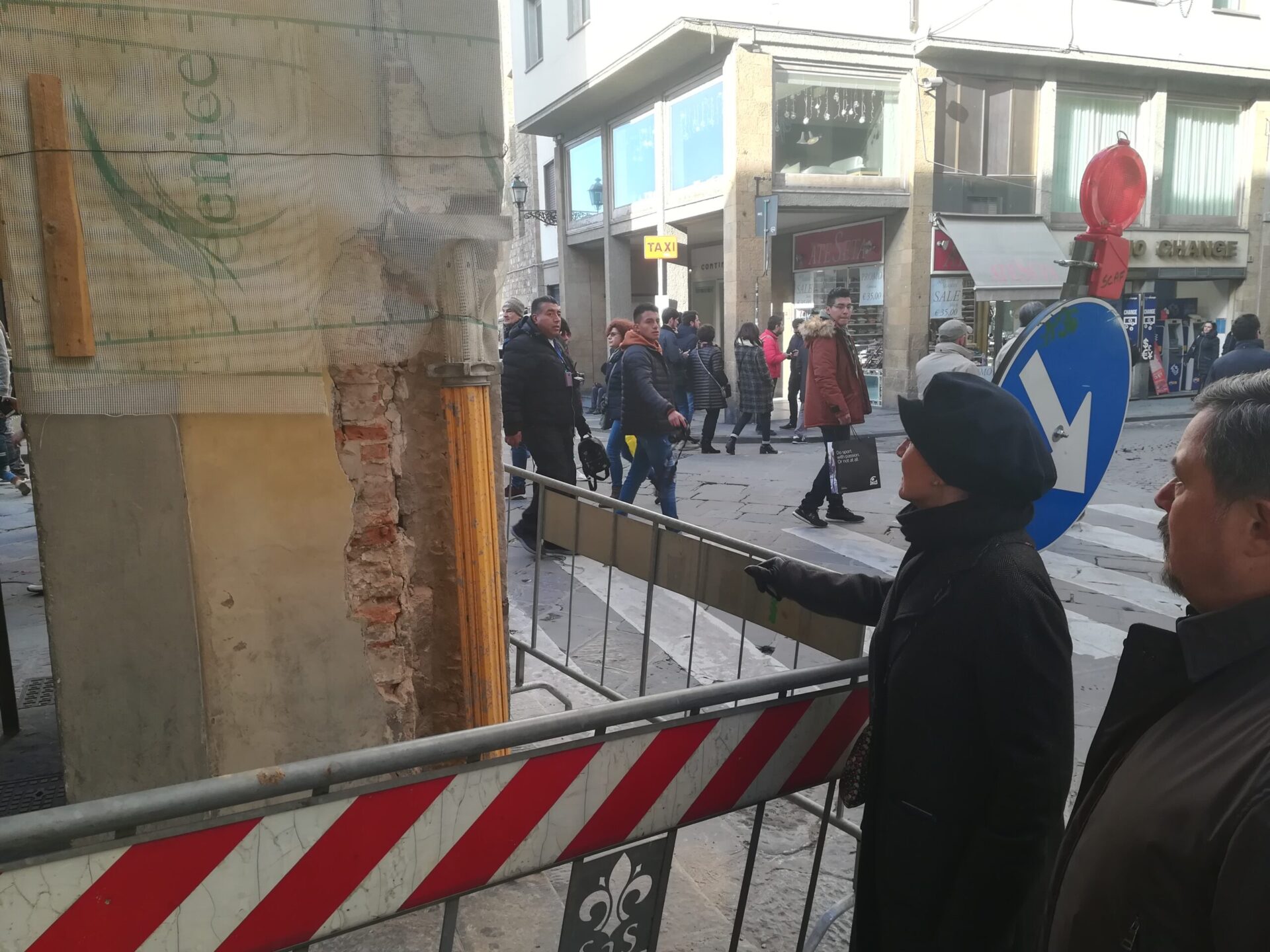 Danno grave. Rintracciato a Prato il conducente del furgone che ha urtato la colonna del “Vasariano”
