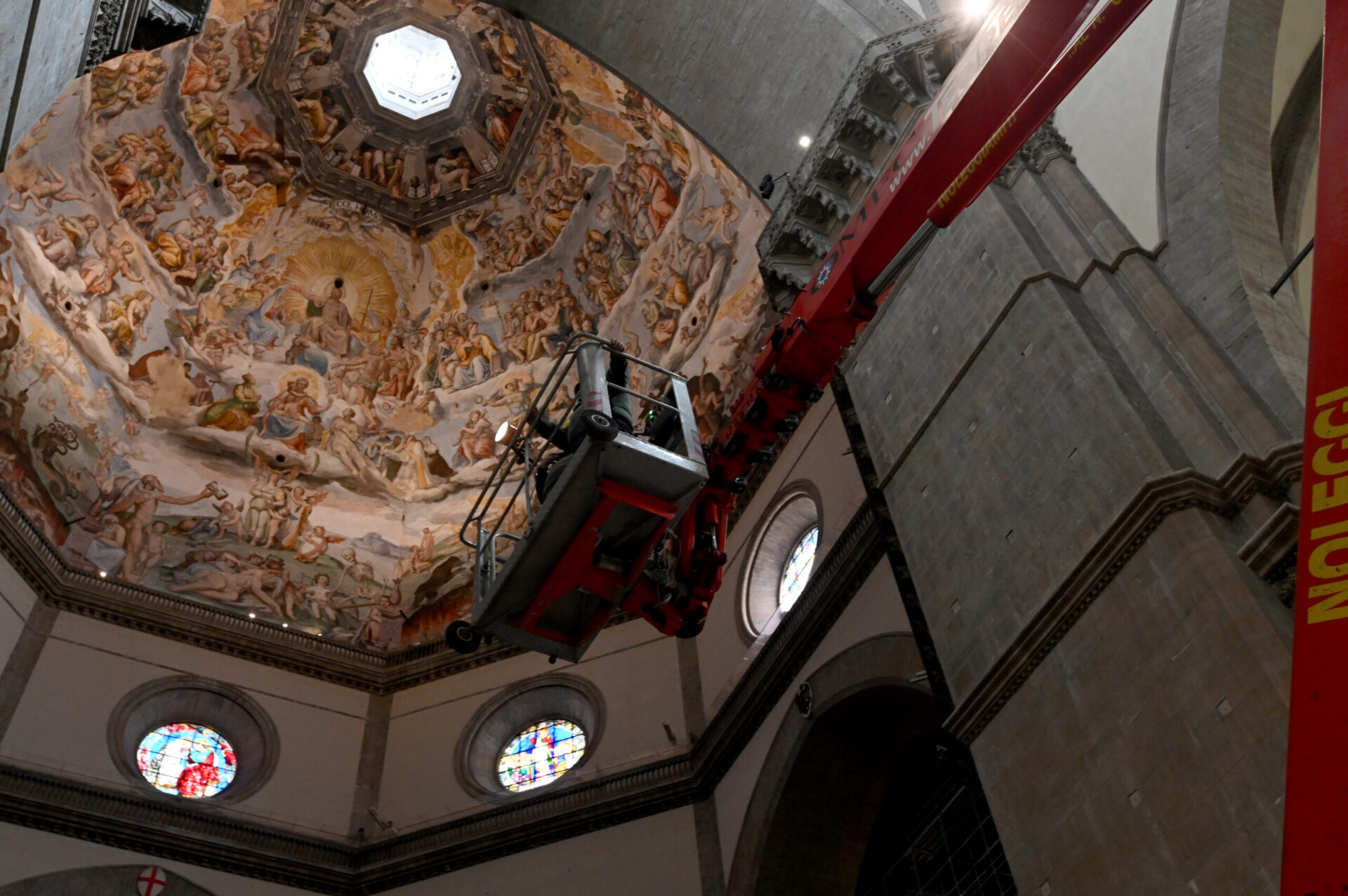 Controlli all’interno. Duomo, operai acrobatici con gru per la prima volta sul Tamburo della Cupola