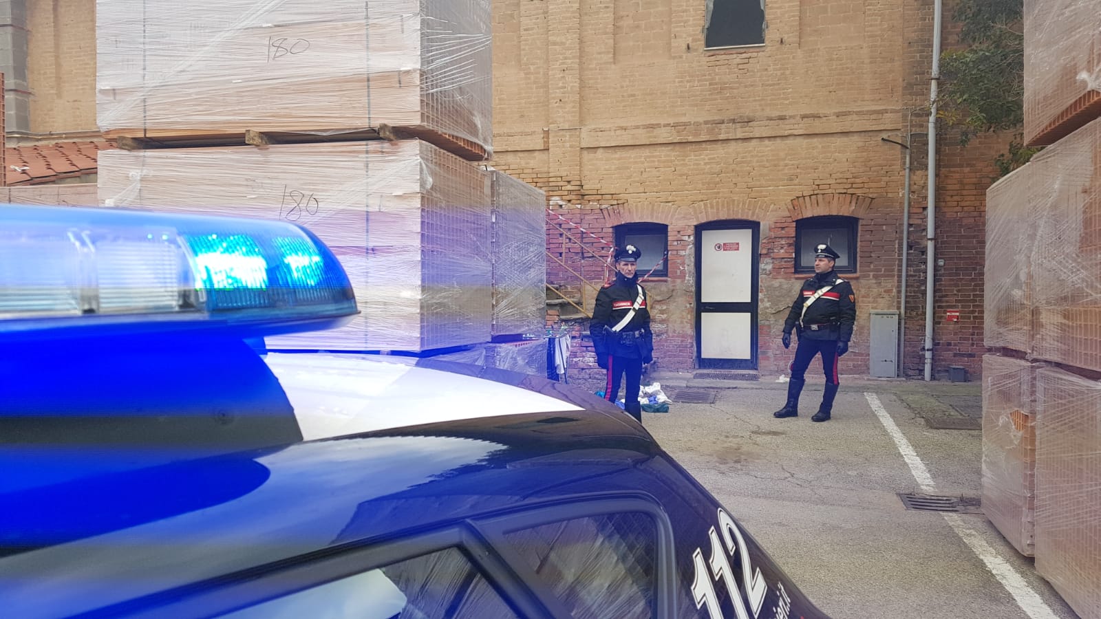 Ris in azione. Sopralluogo nell’appartamento dell’omicidio a Castelnuovo Scalo