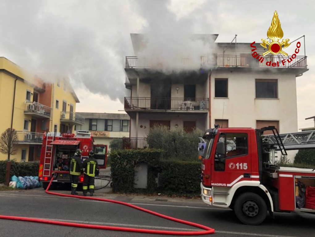 Fiamme in appartamento. Un ferito e due anziani evacuati con autoscala nel pistoiese
