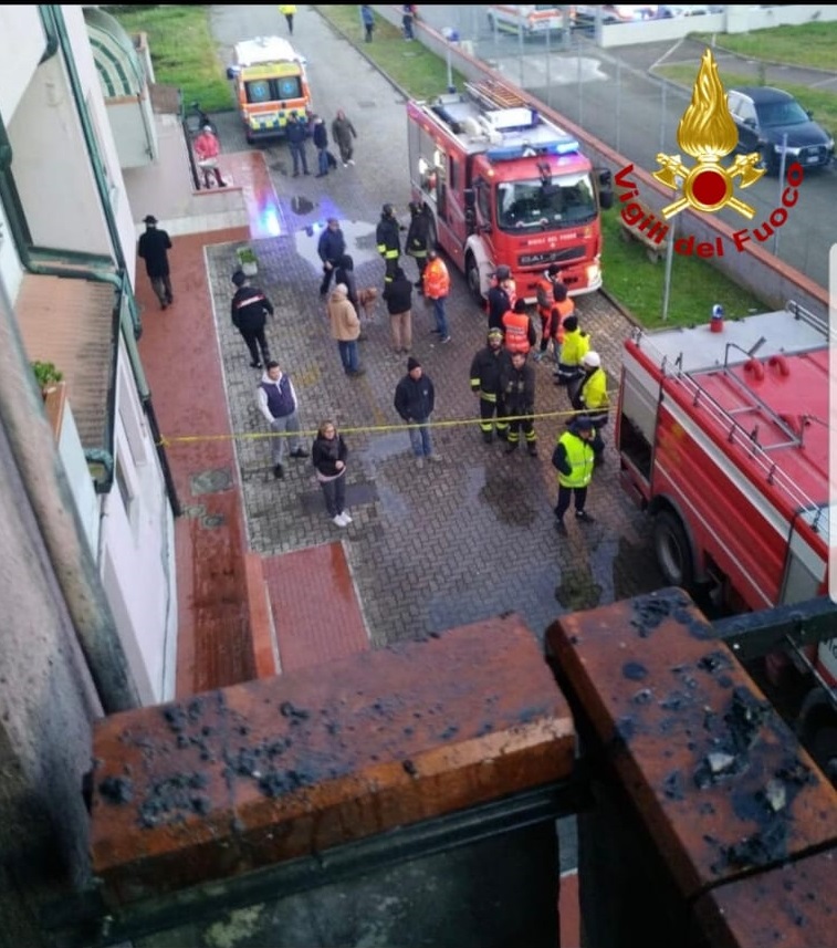 Paura nella notte. Appartamento in fiamme nel pisano, 12 famiglie evacuate