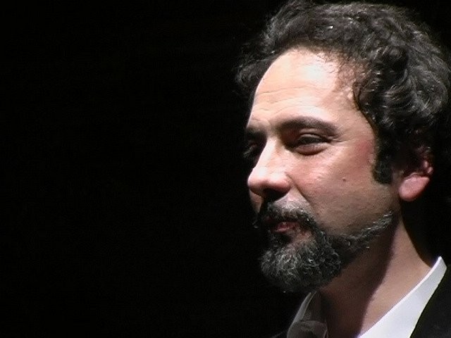 “Gesti e gestacci”. Humor tosco-british con Alberto Severi a “Teatro Liquido”