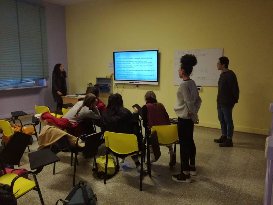 Arriva la scuola di ultima generazione. Al Bandini enormi schermi touch mandano in “pensione” lavagne e LIM
