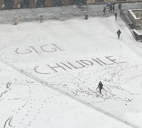 E’ arrivata la neve. Siena imbiancata e gli studenti “scrivono” al sindaco su Piazza del Campo