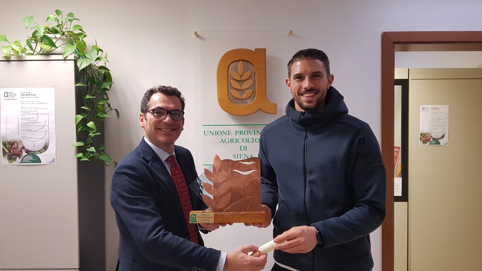 Il riconoscimento. Premio “Terra di Siena” consegnato al capitano della Mens Sana Basket 1871 Tommaso Marino