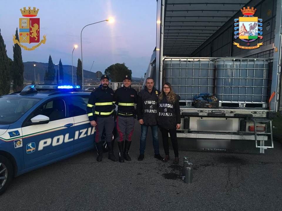 Operazione Polstrada e Gdf. Smascherato sull’A1 con 26mila litri di gasolio a nero