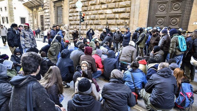 La protesta. Flash mob di cittadini somali davanti a Prefettura contro le politiche sull’immigrazione