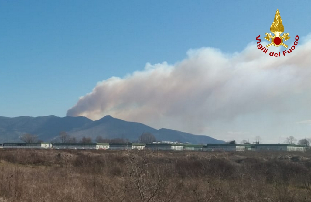 Brucia ancora il Monte Serra. Vicopisano, famiglie evacuate e 30 ettari di bosco bruciati. Canadair in azione