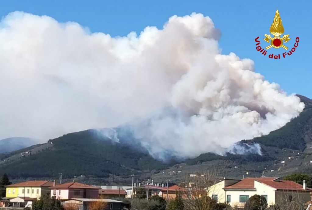 Incendio sul Monte Serra. Vicopisano, Protezione civile: «Il rogo è ancora attivo»