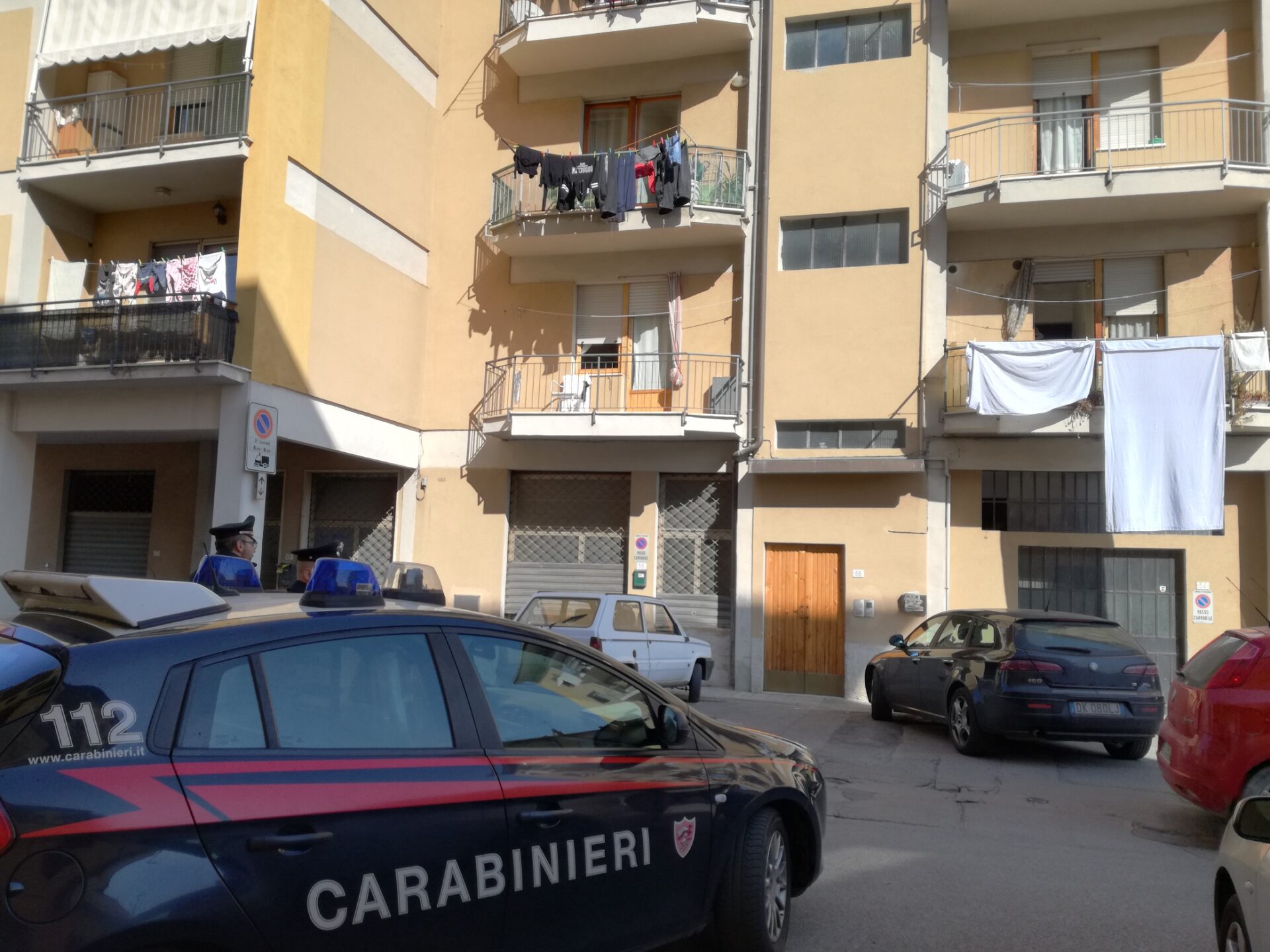 Tragedia familiare. Poggibonsi, crede che la moglie sia malata. 90enne la uccide nel sonno e tenta due volte il suicidio