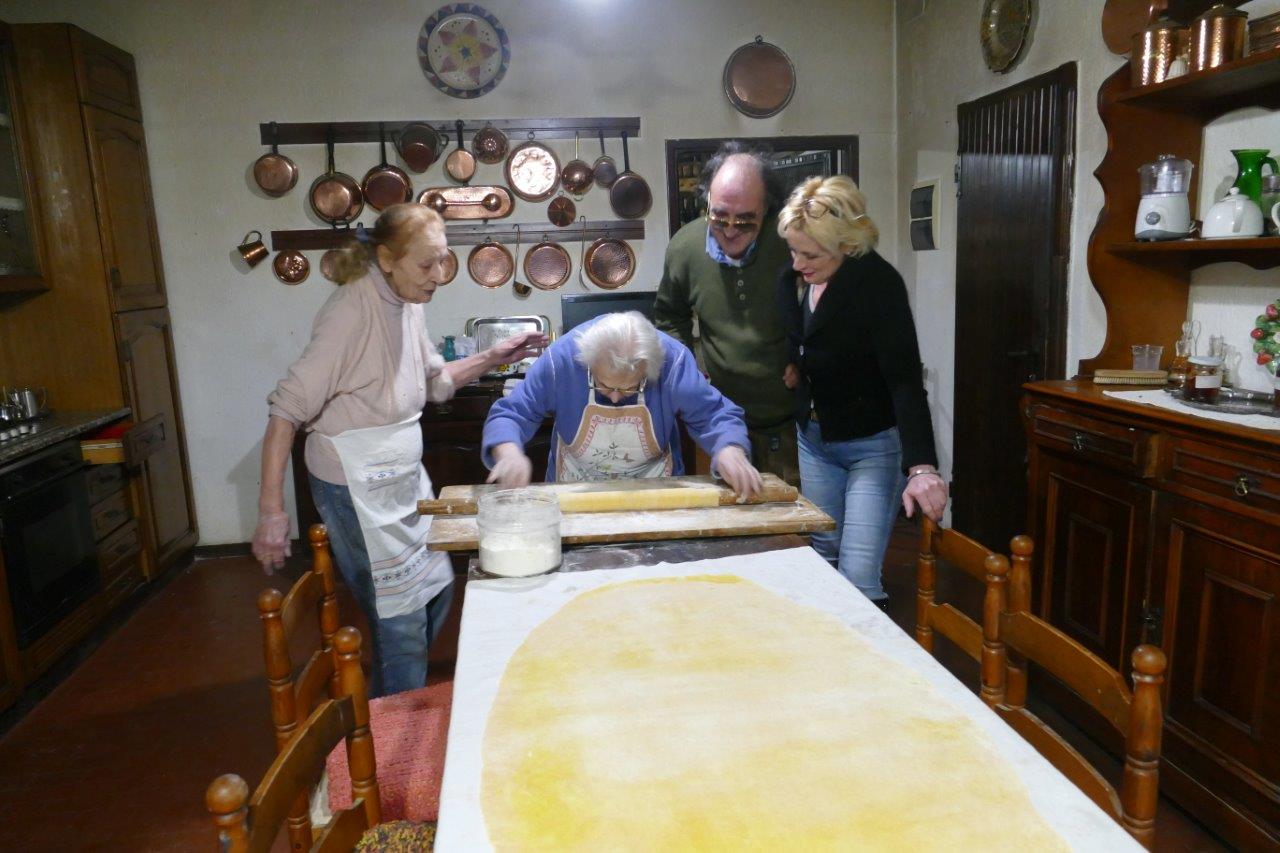 Una vita per la cucina. Teresa Feliciani compie 105 anni tirando la sfoglia