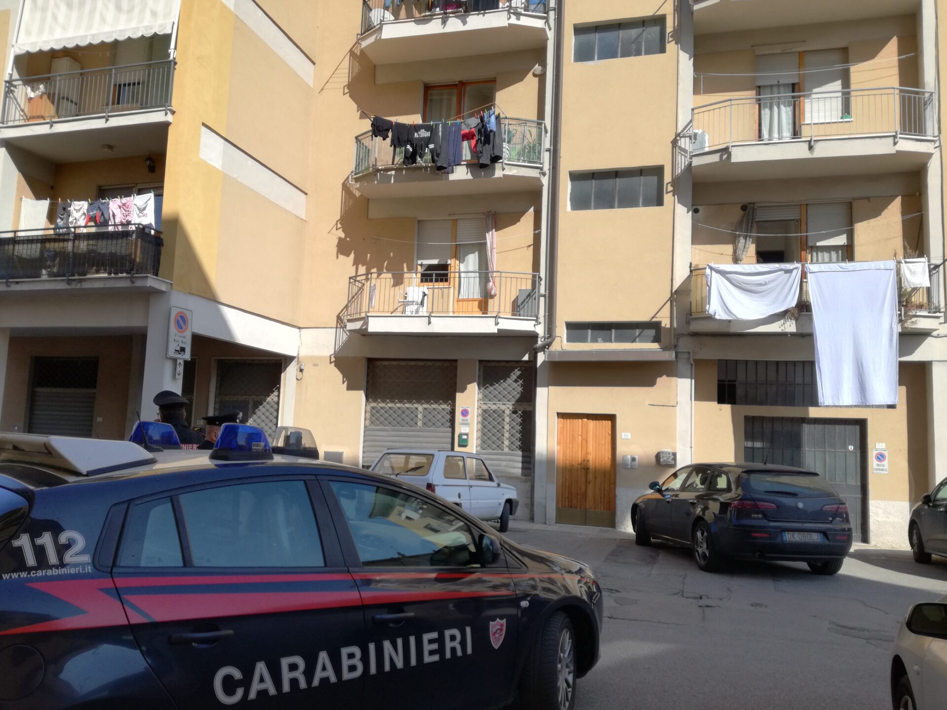 Orrore a Poggibonsi. 90enne strangola la moglie nel sonno e tenta il suicidio, lascia 4 biglietti