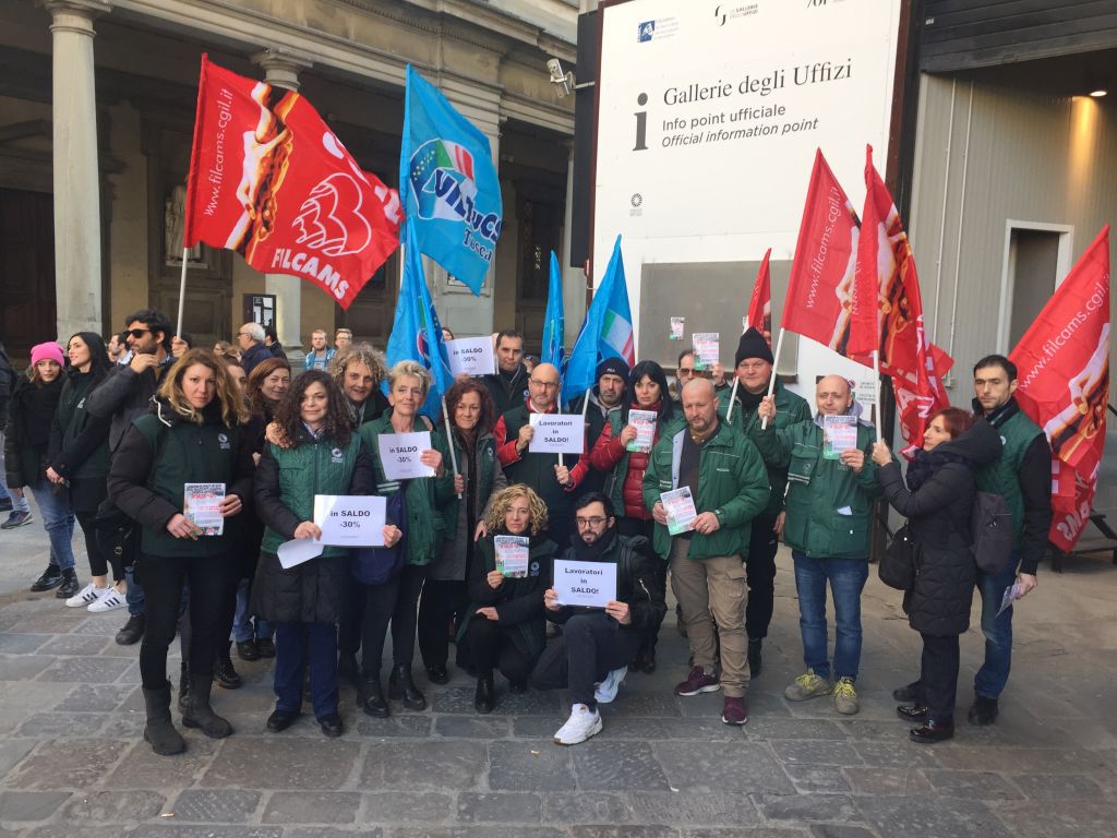 Lavoro e salari a rischio. Volantinaggio dei lavoratori di Opera, i sindacati: «Arretramento della qualità dei servizi»