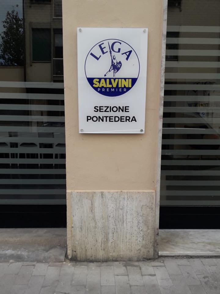 Furto lampo. Giovane ruba insegna Lega, subito ritrovata