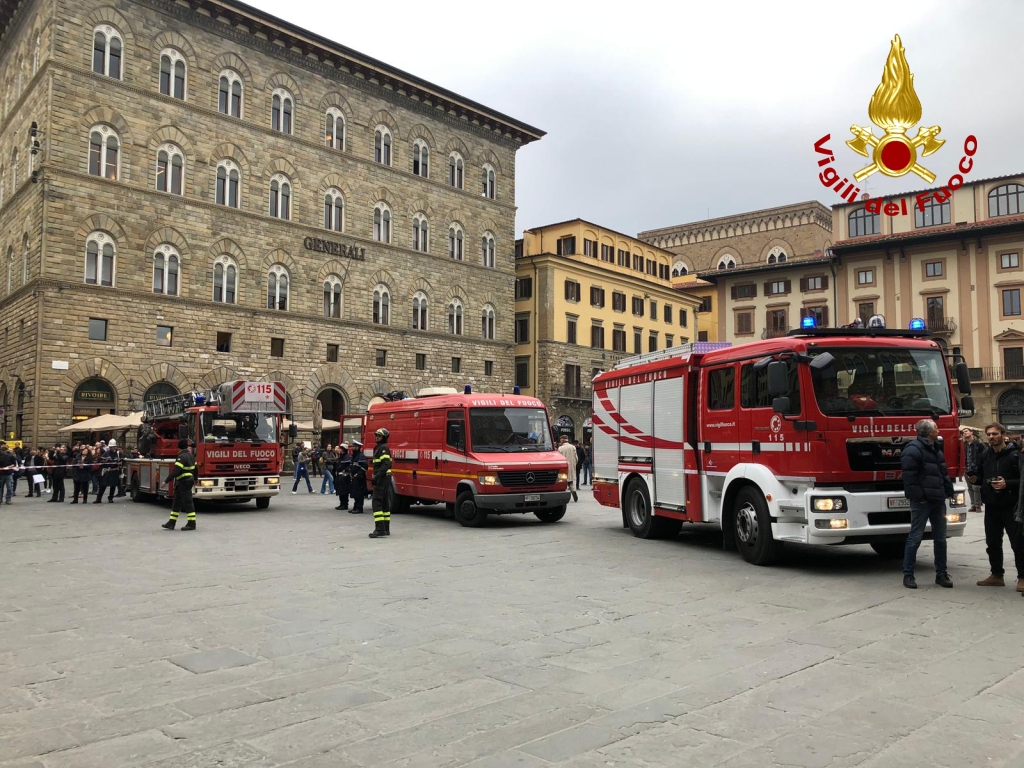 Singolare protesta. Sale su parapetto degli Uffizi e chiede di parlare con il direttore