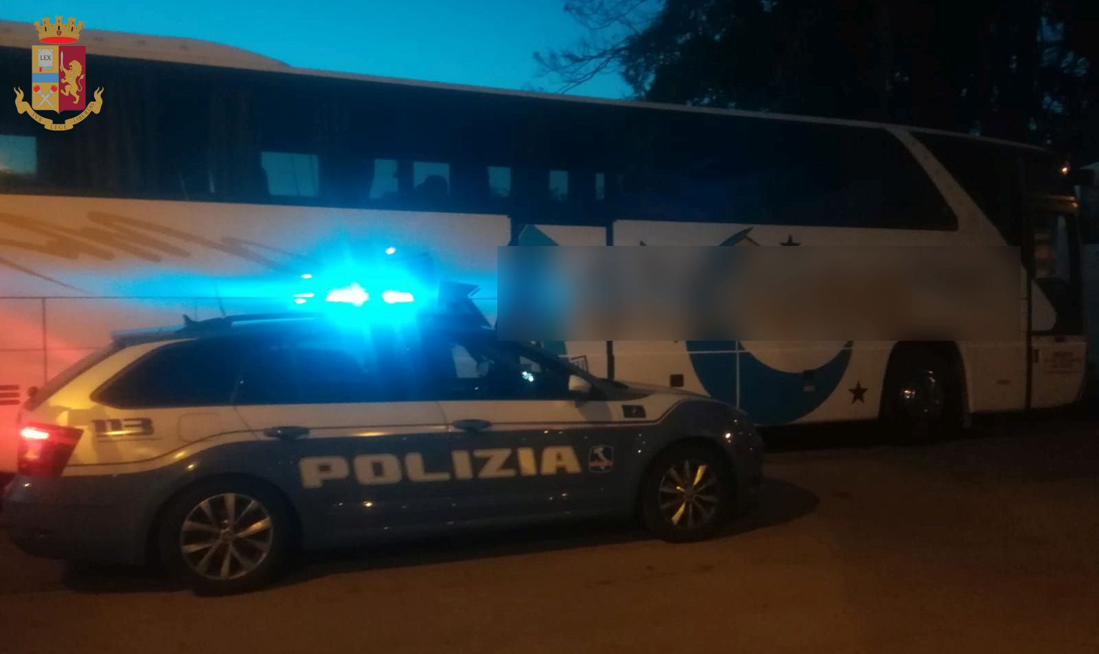 Patente ritirata. Beve e si mette alla guida di un bus di studenti in gita, fermato dalla Polstrada