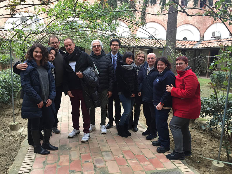 Confronto detenuti-artisti. Tra gag e ricordi di carriera, Lopez e Solenghi in carcere a Santo Spirito