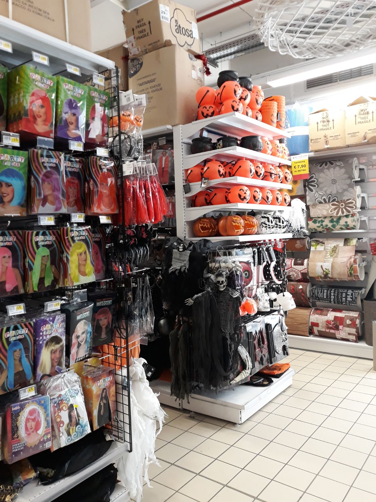 Carnevale sicuro. Maxi sequestro di maschere, trucchi e giochi per bambini, 180mila articoli non in regola