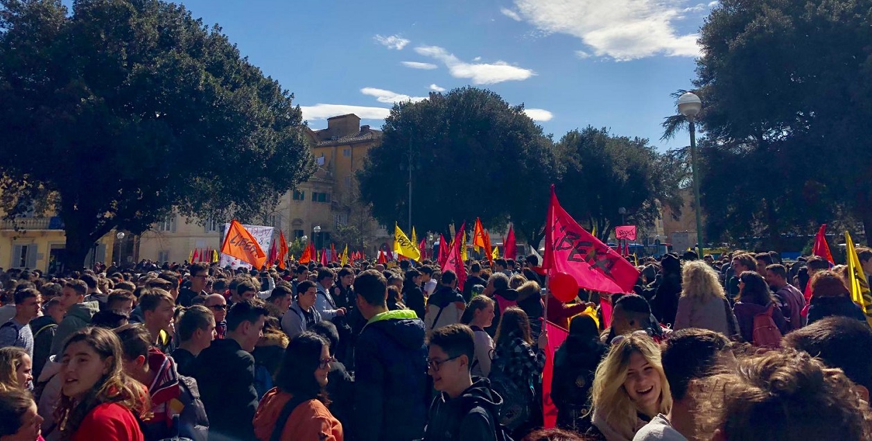 Il grido dei 5mila. «Fuori le mafie dall’Italia». Libera Toscana ricorda le vittime innocenti e Lorenzo Orsetti