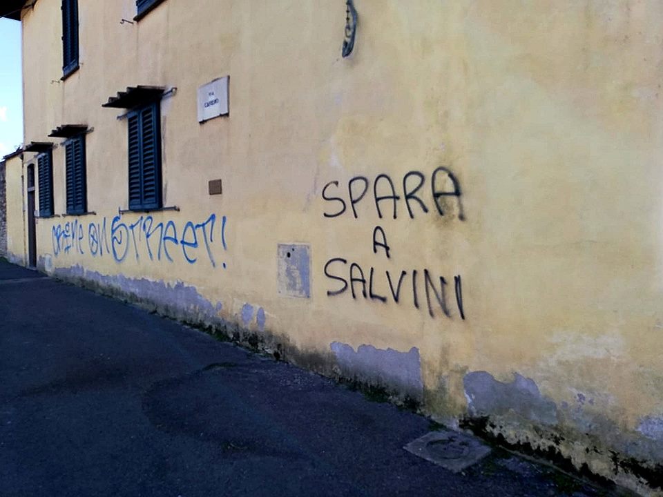 La scritta. «Spara a Salvini» compare su un muro, Ceccardi: «Mi lascia sbalordita»