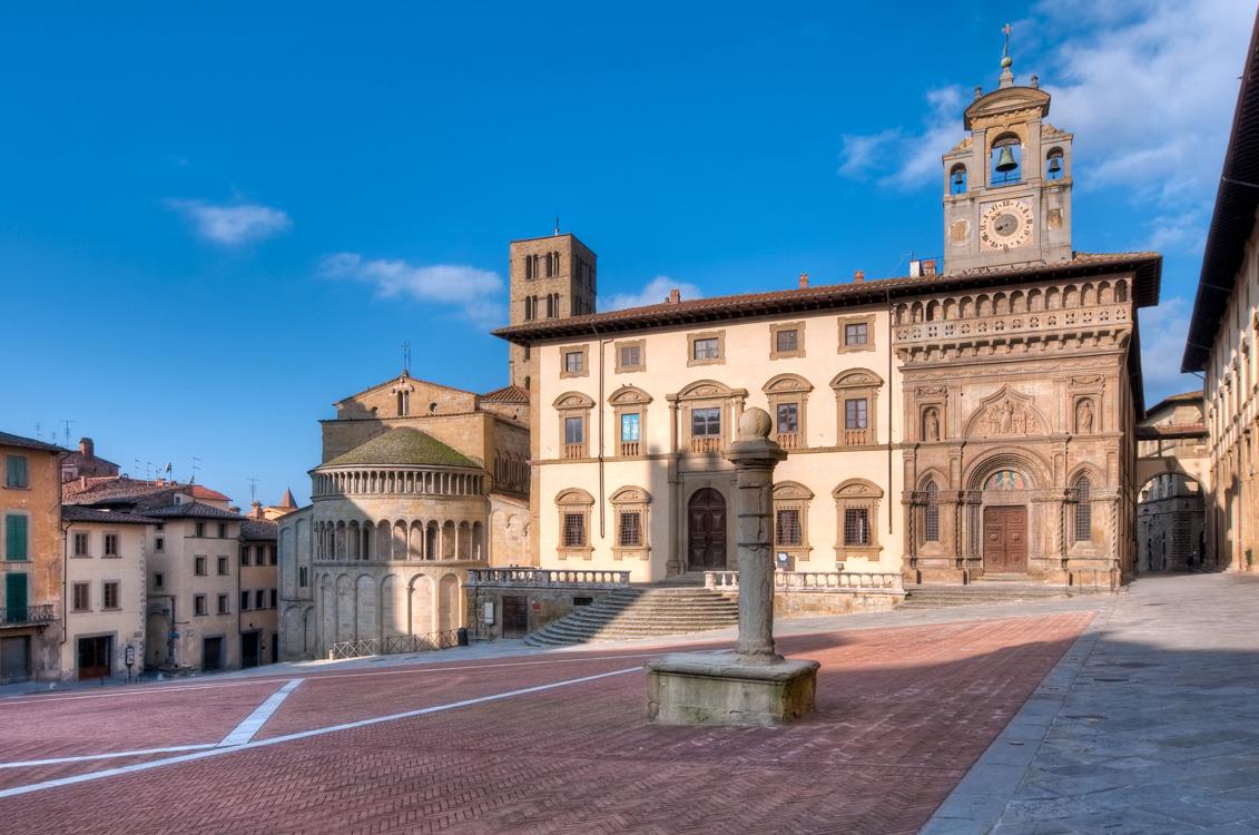 Il crollo. Cade porzione terrazzo Tribunale di Arezzo, tanta paura ma nessun ferito