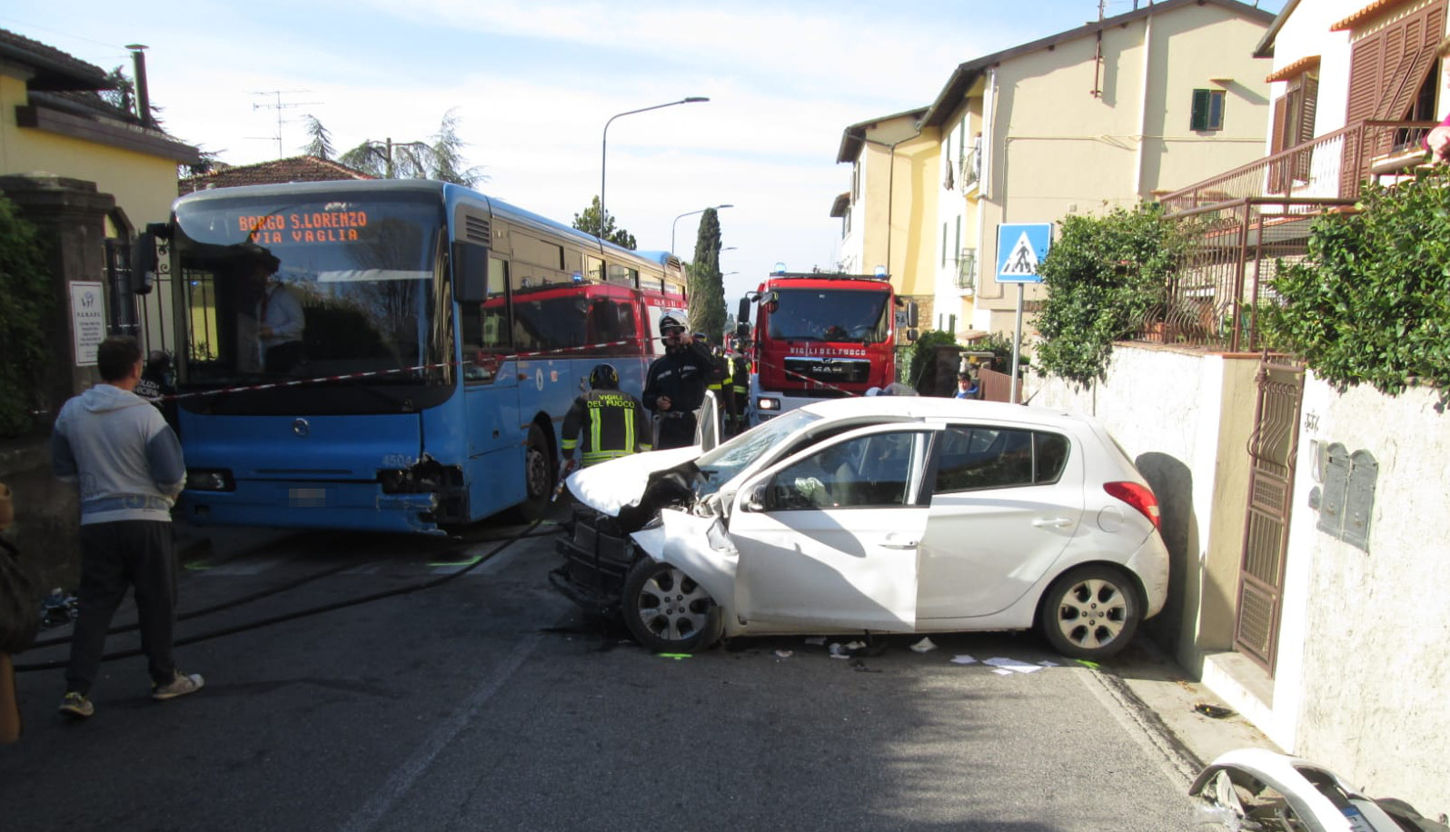Incidente spettacolare. Bus evita auto, ma si scontra con il cancello di un edificio