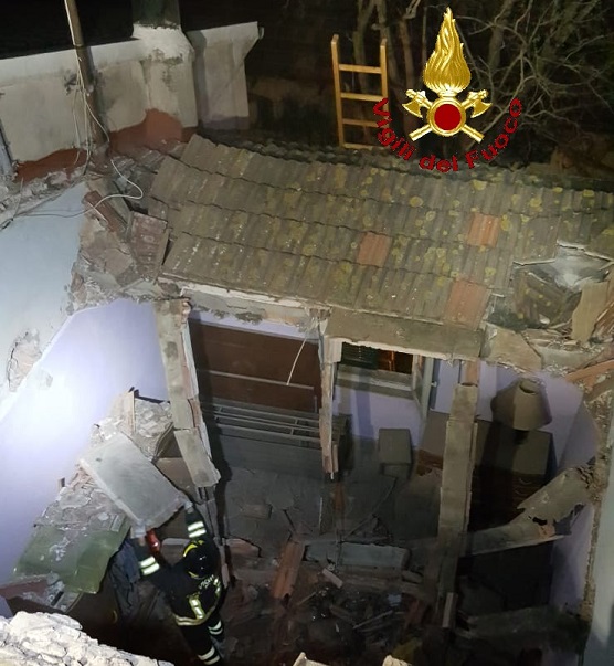 Giù il tetto di una casa. Crollo nella notte nel grossetano, tre famiglie evacuate