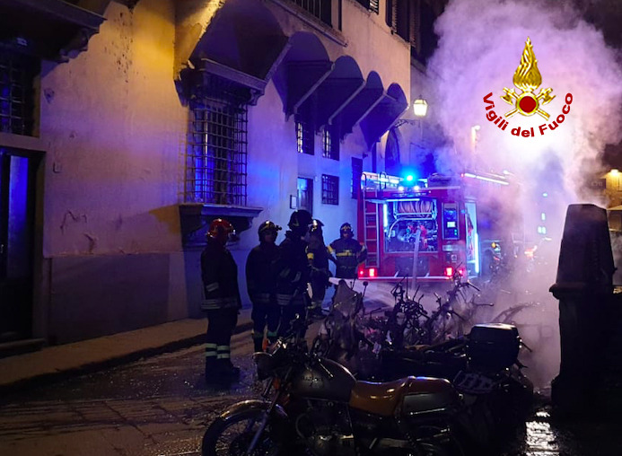 Rogo nella notte. In fiamme 15 motorini a Firenze, danni a porta laterale chiesa