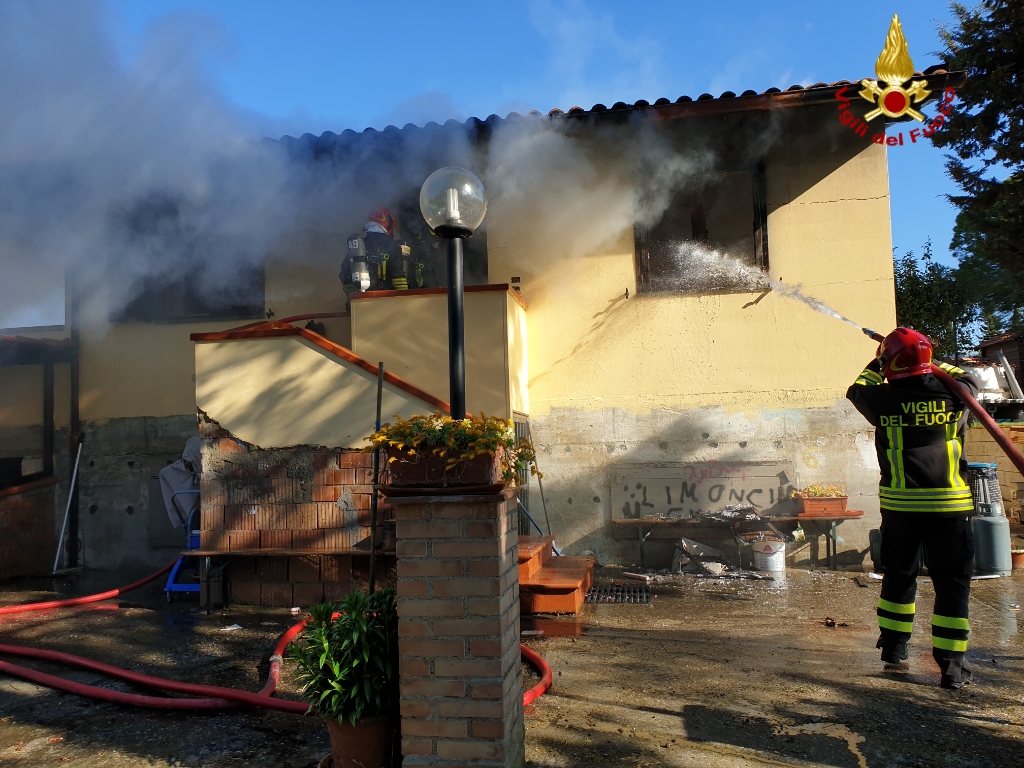 Fiamme in appartamento. Incendio a Livorno, 72enne ustionato. In codice rosso in ospedale
