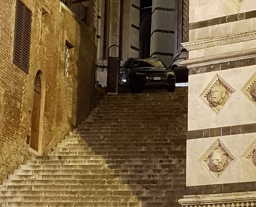 Traditi dal navigatore. Finiscono con l’auto sulla scalinata del Battistero, turisti salvati dai Carabinieri