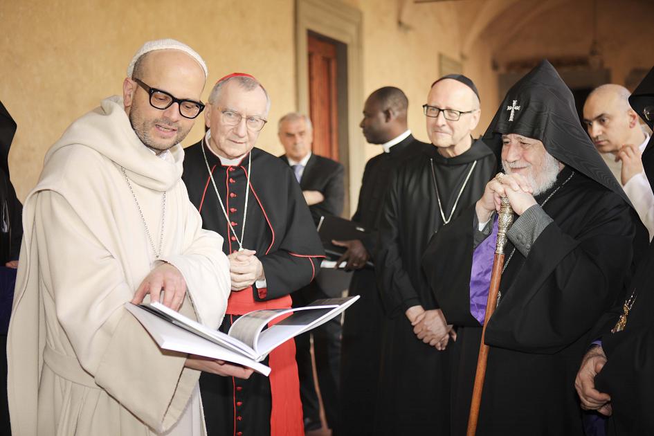 Storico incontro. Festival delle Religioni, segretario vaticano e patriarca Armeni uniti nella diversità della fede