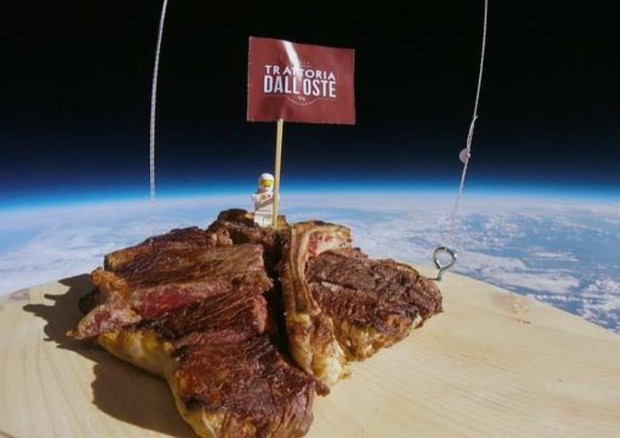 Verso lo spazio ed oltre. Fiorenza decolla nella stratosfera, è la prima bistecca-astronauta