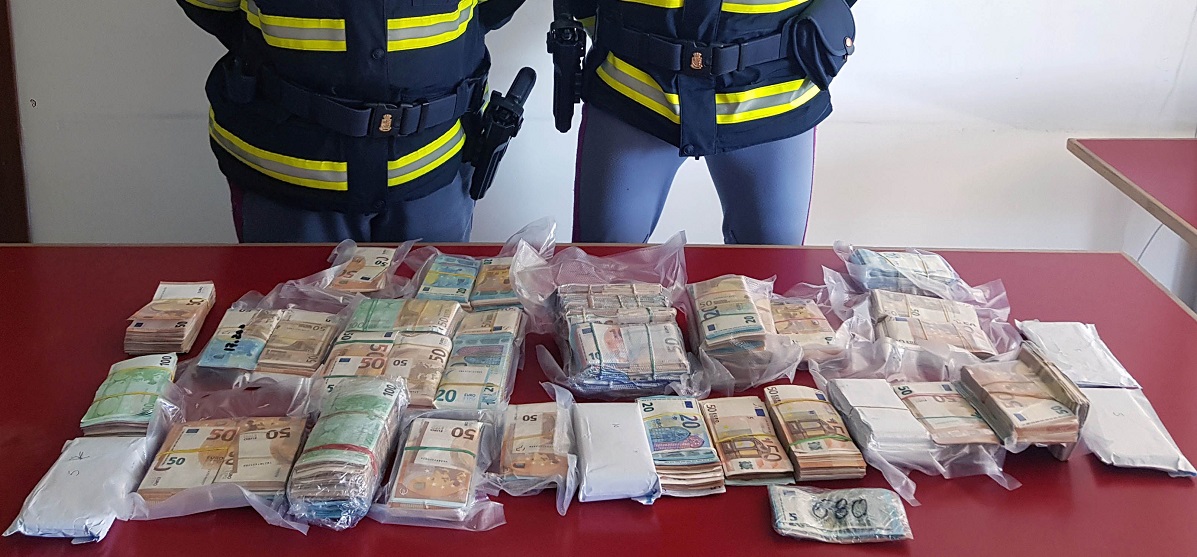La valigia sospetta. Nel portabagagli un trolley con 400mila euro, smascherati 2 ricettatori